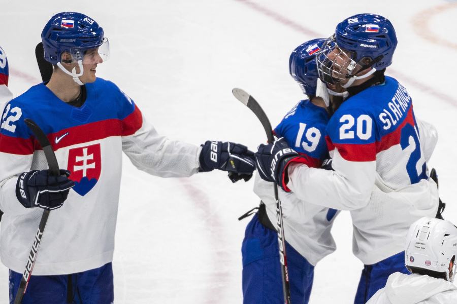 Slovenskí hokejisti oslavujú víťazstvo