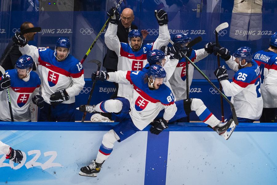 Slovenskí hokejisti oslavujú víťazstvo