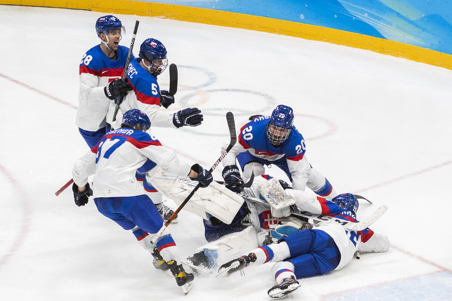 Slovenskí hokejisti oslavujú víťazstvo