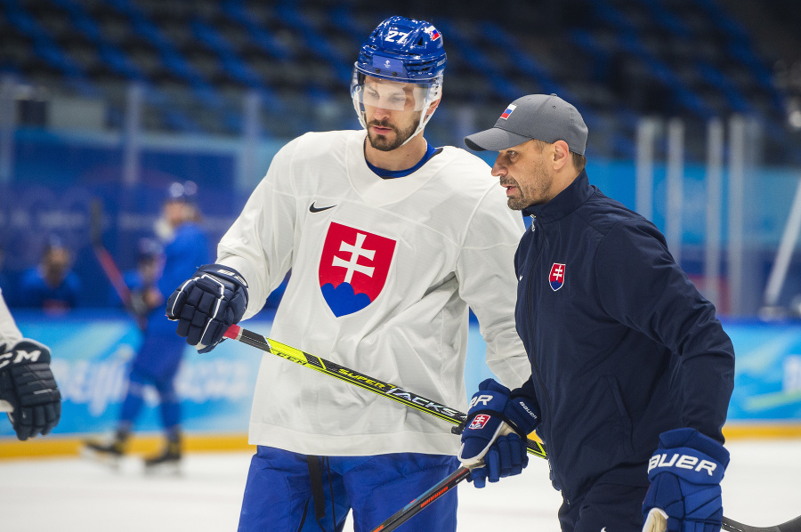 Slovenskí hokejisti počas tréningu