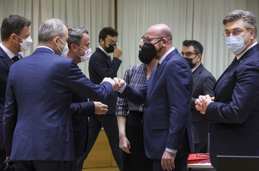 Vľavo slovenský premiér Eduard Heger, uprostred vpravo predseda Európskej rady Charles Michel a uprostred vľavo luxemburský premiér Xavier Bettel na stretnutí lídrov EÚ pred summitom Európska únia – Africká únia 17. februára 2022 v Bruseli. 