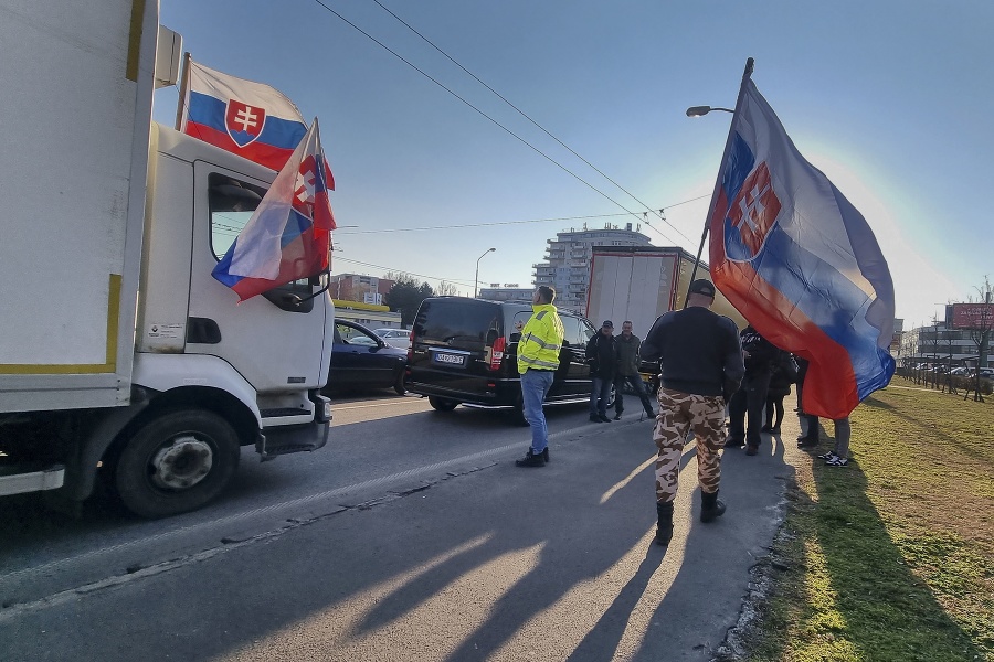 Autodopravcovia štrajkovali v Bratislave, žiadajú aj zníženie cien pohonných látok.