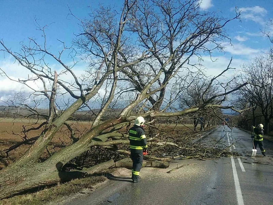 Hasiči mali kvôli silnému