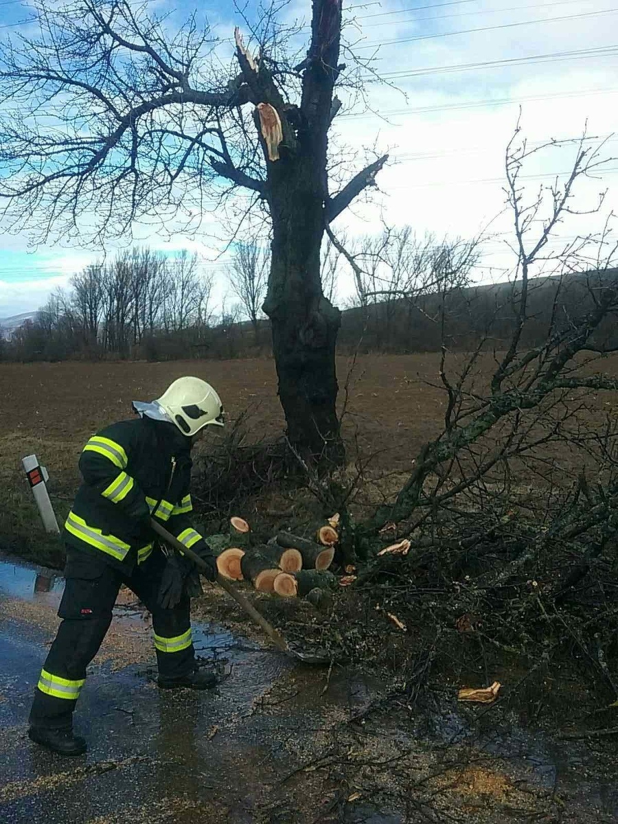 Hasiči mali kvôli silnému