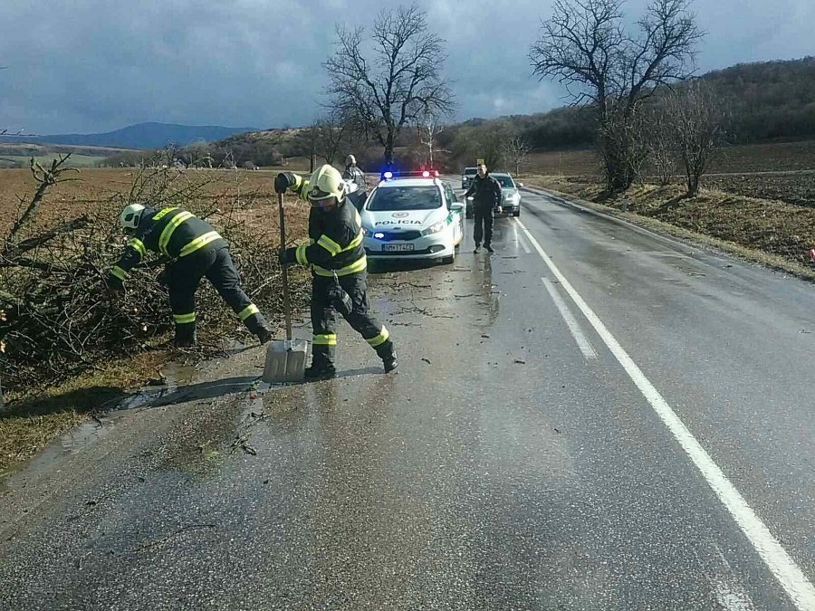 Hasiči mali kvôli silnému