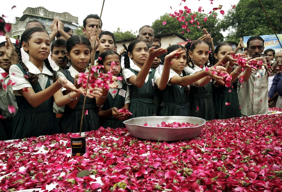 Indickí školáci vzdávajú kvetinové pocty obetiam sériových výbuchov z roku 2008 pri jeho treťom výročí v Ahmedabad, India, utorok 26. júla 2011. 