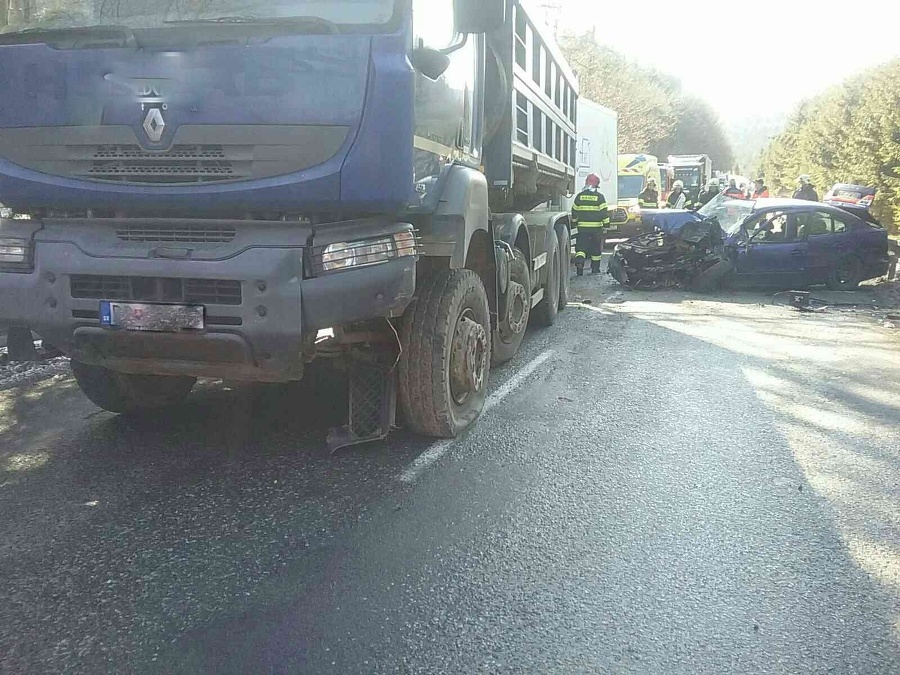 Osobné auto sa čelne