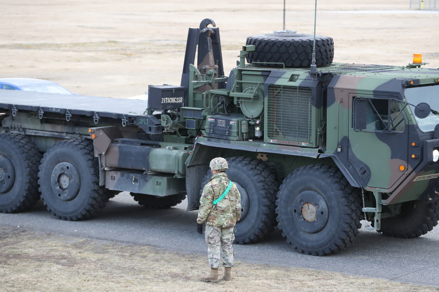 Príslušníci a vojenská technika jednotiek 2 CAV Regimentu USA sa presúvajú na plánované cvičenie Saber Strike 2022 vo štvrtok 17. februára 2022.