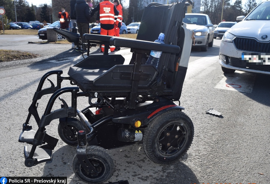 Do ženy na invalidnom vozíku vrazilo na priechode pre chodcov auto.