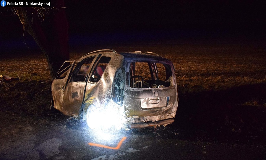 Vodič Škody Roomster tam zišiel z cesty a narazil do stromu. 