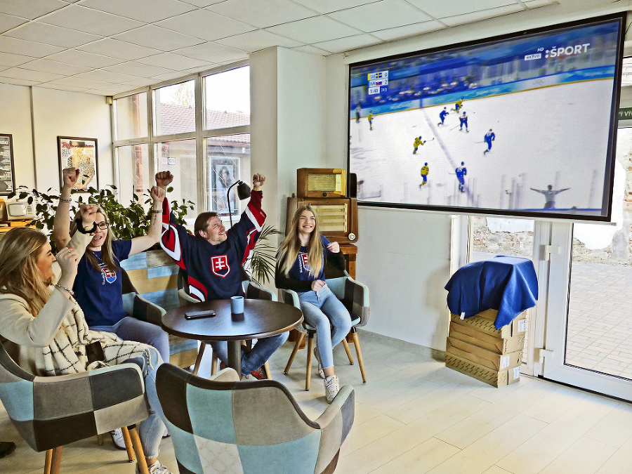 Fanúšikovia v Sky Café v Prešove.