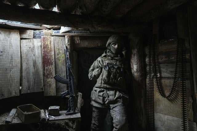 Ukrajinský vojak stojí v