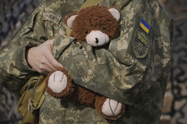 Ukrajinská služobníčka drží medvedíka