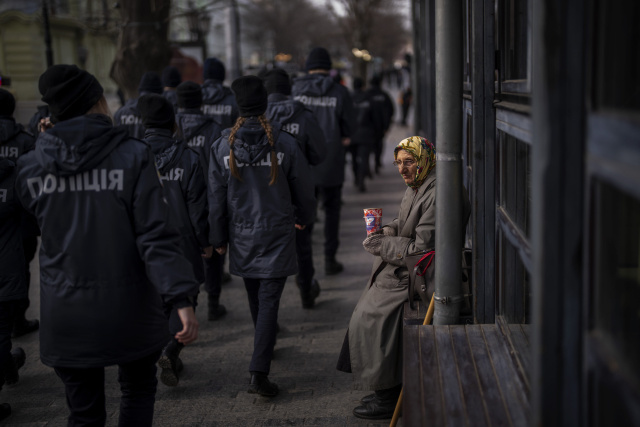 Ukrajinskí policajti pochodujú popri