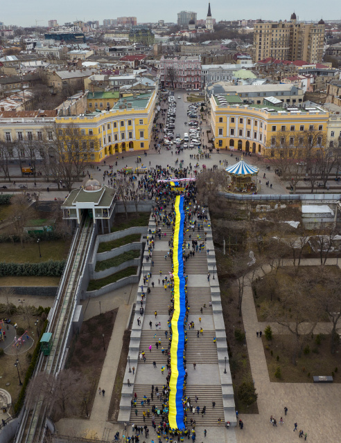 Demonštranti držiaci obrovskú ukrajinskú
