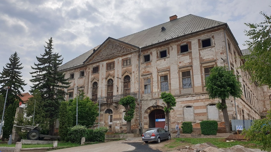 Existenciu staršej architektúry na mieste dnešného coburgovského kaštieľa v Jelšave v Revúckom okrese potvrdil aj archeologický výskum.