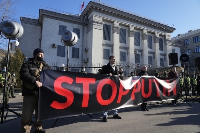 Demonštranti držia transparent s