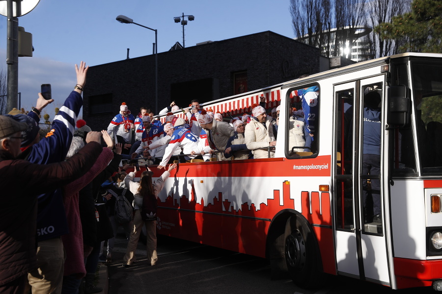 Slovenskí hokejisti počas jazdy