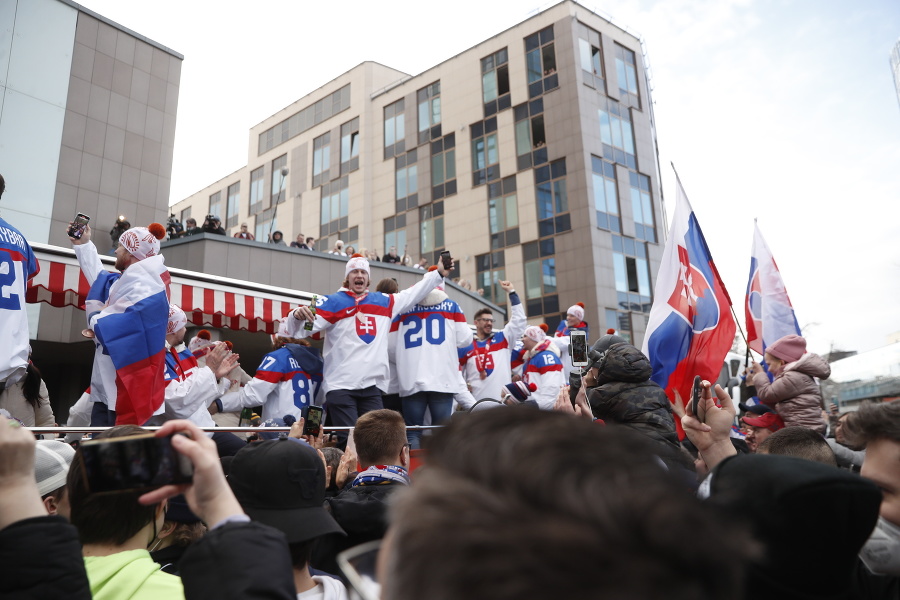 Slovenskí hokejisti oslavujú zisk