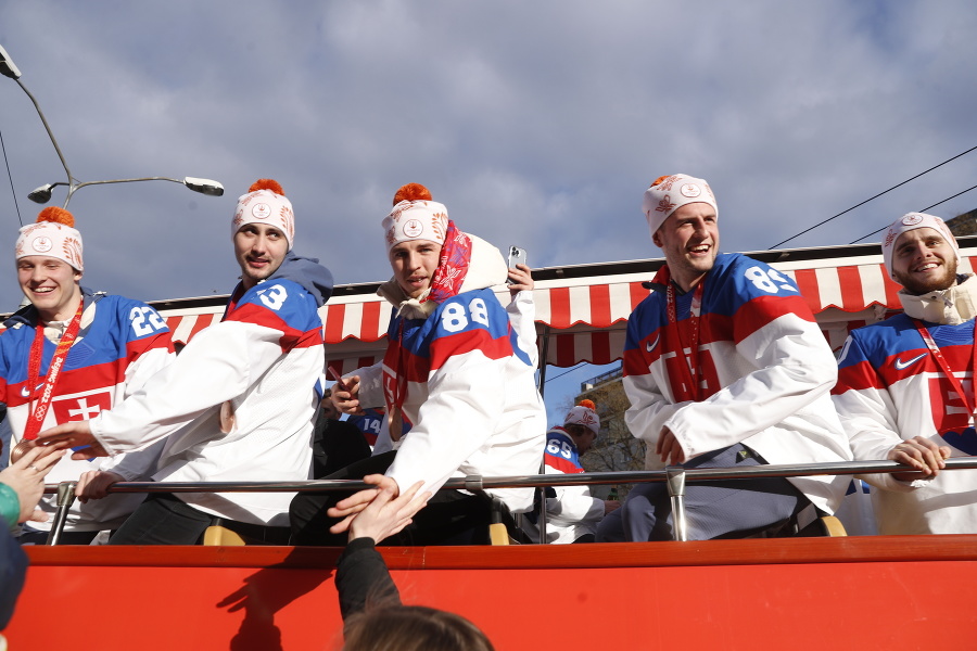 Slovenskí hokejisti oslavujú zisk
