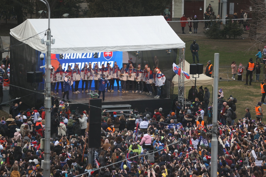 Slovenskí hokejisti na pódiu