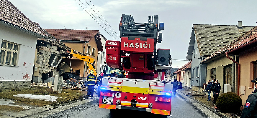 Dom má po explózii a následnom požiari porušenú statiku.