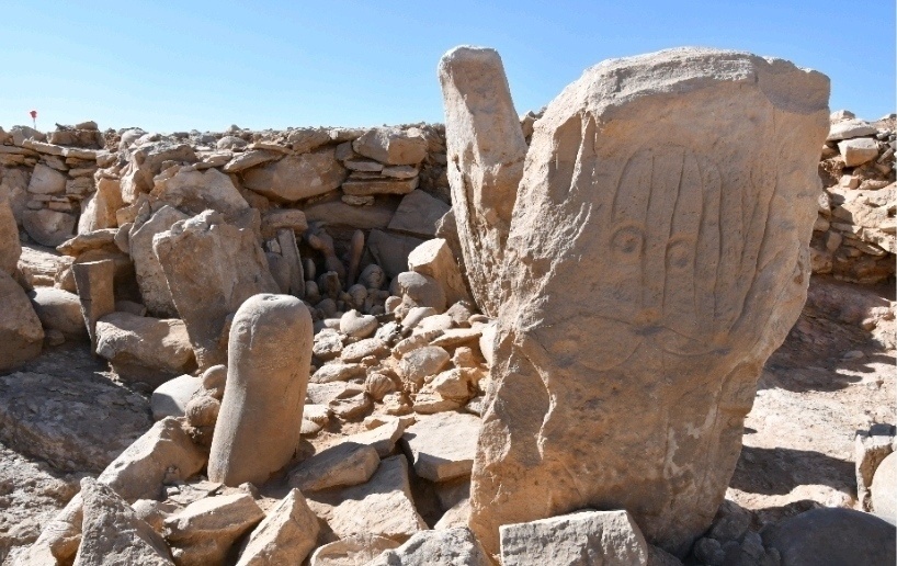 Táto fotografia, ktorú poskytlo ministerstvo turizmu Jordánska, zobrazuje dva vytesané stojace kamene na odľahlom neolitickom mieste vo východnej púšti Jordánska. Tím jordánskych a francúzskych archeológov v utorok 22. februára 2022 uviedol, že našiel zhruba 9000 rokov starú svätyňu. Rituálny komplex bol nájdený v neolitickom kempingu v blízkosti veľkých stavieb známych ako púštne šarkany, alebo masové pasce, o ktorých sa predpokladá, že sa používali na ohradenie divých gaziel na zabitie. 