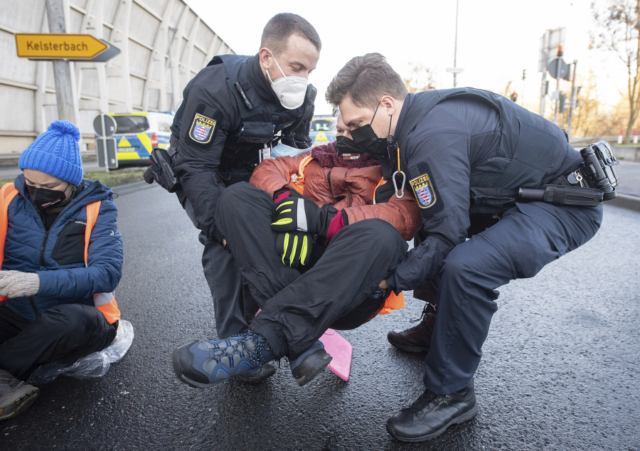 Polícia odstraňovala z blokovania okruhu Airportring na letisku vo Frankfurte nad Mohanom klimatických aktivistov 