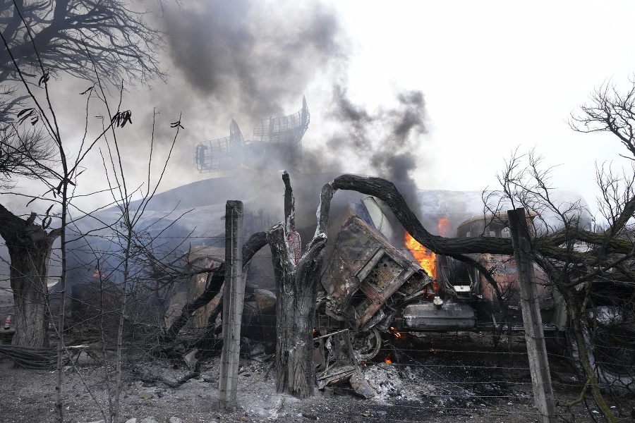 Dym stúpa z poškodeného radarového poľa, ktoré sa nachádza v priestoroch ukrajinskej vojenskej jednotky na predmestí Mariupoľu v Doneckej oblasti na juhovýchode Ukrajiny 