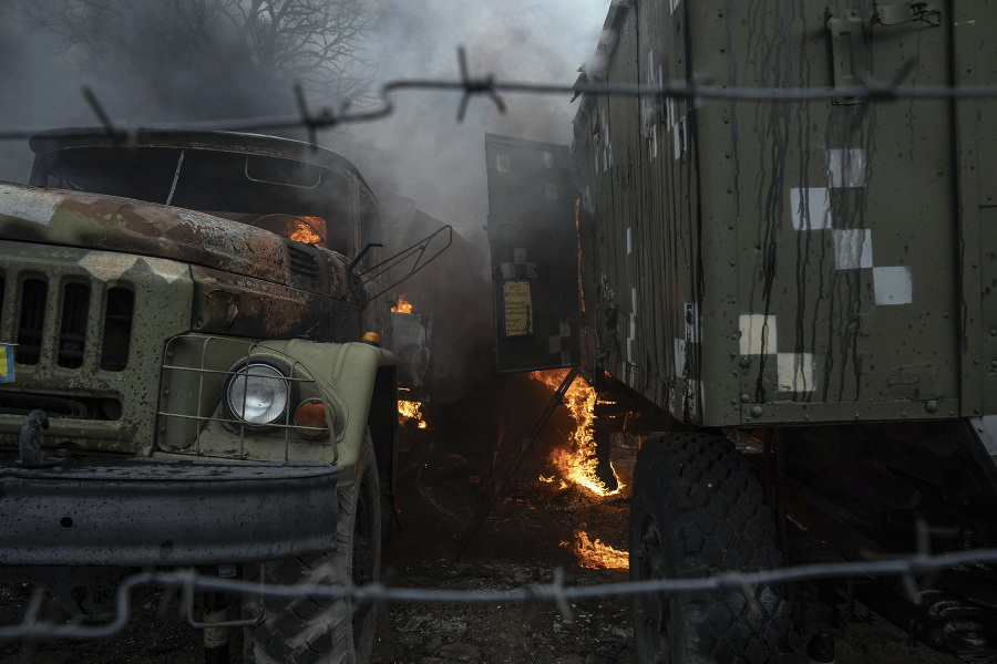 Ukrajinské vojenské vozidlo horí