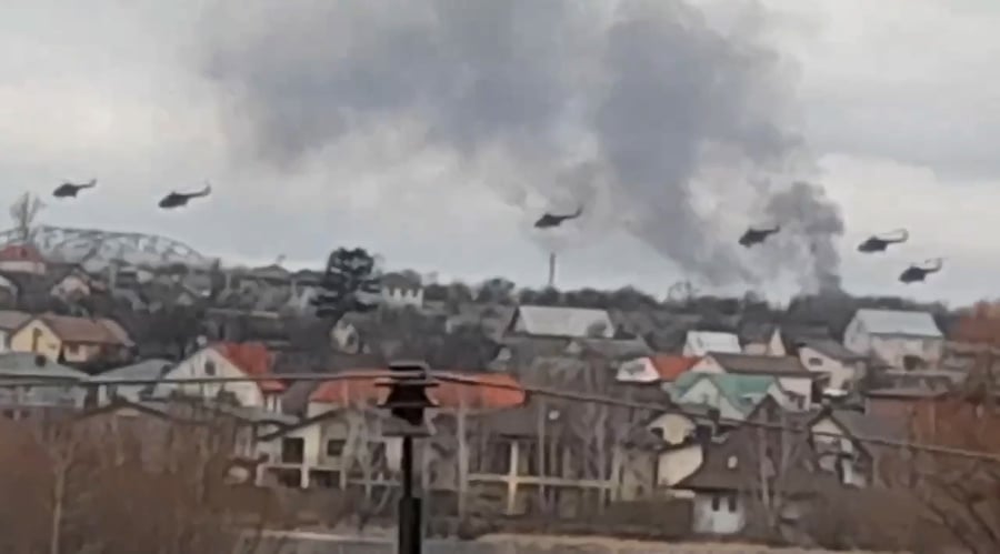 Miestni obyvatelia hlásia prelety viac ako 20 vrtuľníkov.