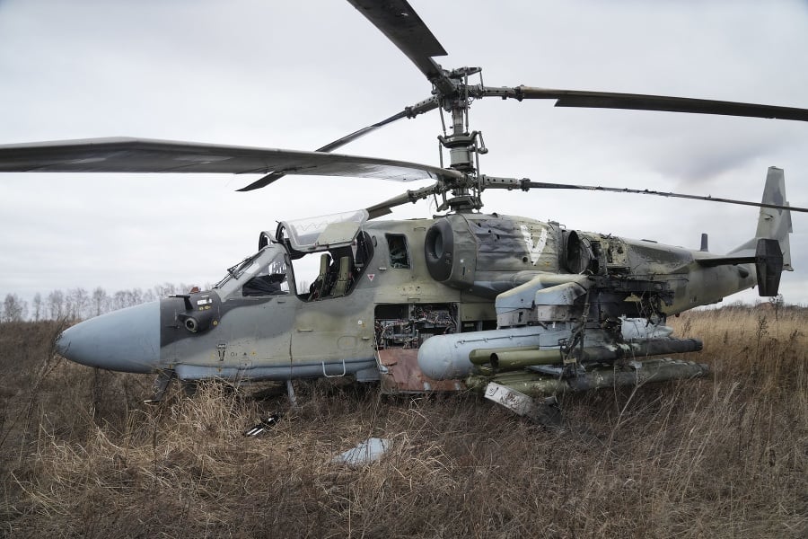 Ruský bojový vrtuľník Ka-52 v poli po vynútenom pristátí mimo Kyjeva.