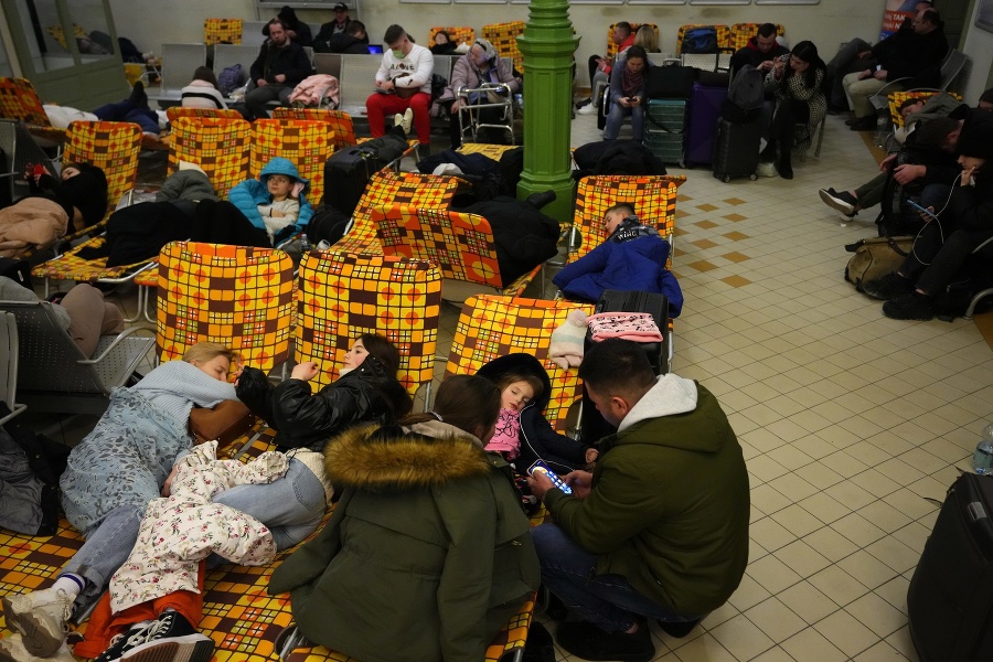 Ľudia z Ukrajiny na železničnej stanici, ktorá sa v poľskom Przemysli zmenila na ubytovacie stredisko.