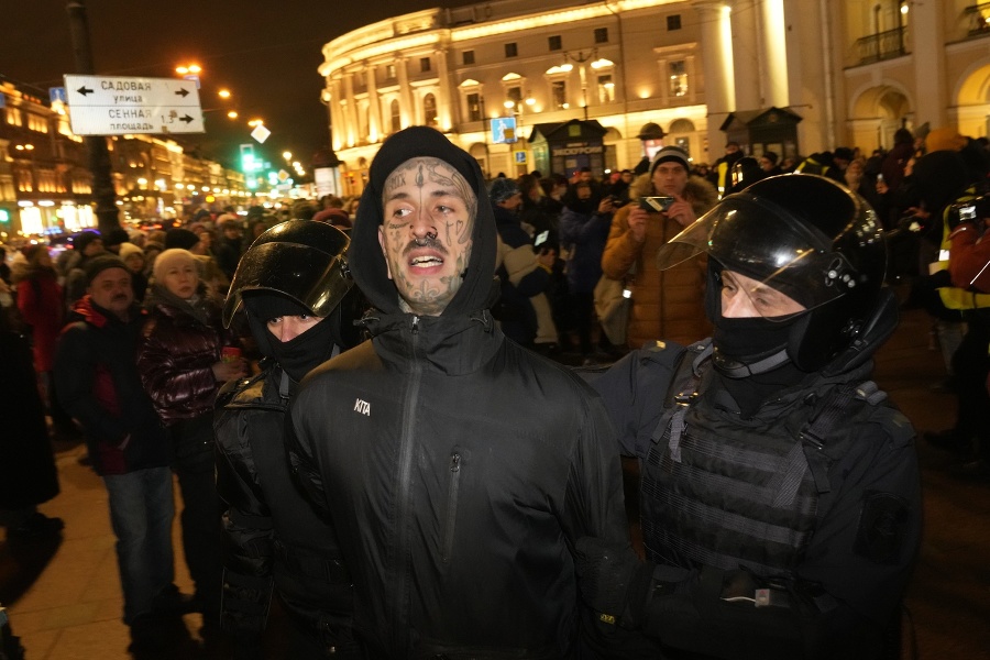 Na protivojnových protestoch v Rusku zadržali vyše 1700 ľudí.