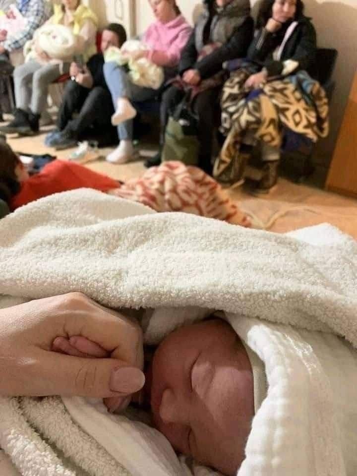 23-ročná žena porodila v kyjevskom metre.