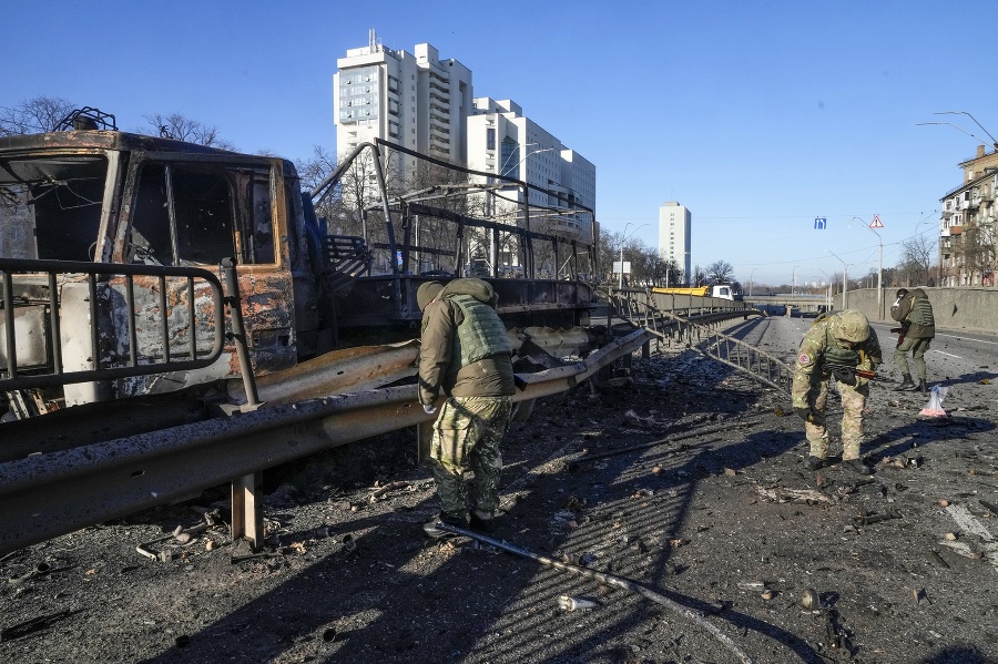 Ukrajinskí vojaci odolávajú útokom.