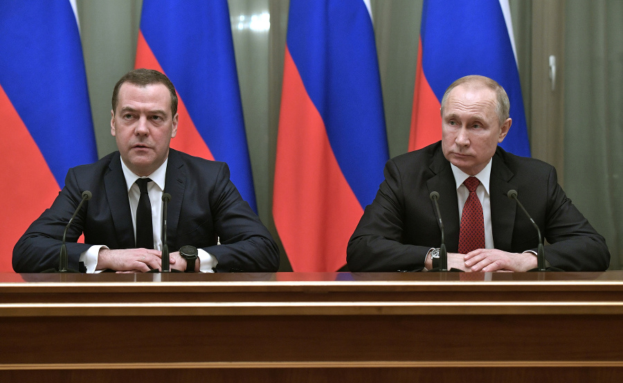 Dmitrij Medvedev (vľavo) a