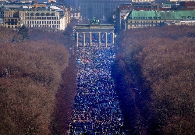 Tisíce ľudí protestujú proti