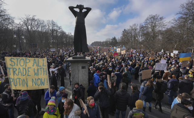 Tisíce ľudí protestujú proti