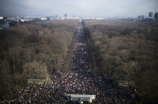 Tisíce ľudí protestujú proti