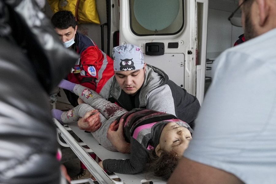 Záchranári prevážajú zranené dievča