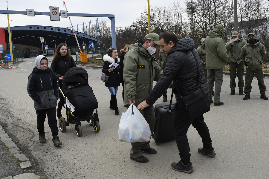 Utečenci z Ukrajiny prechádzajú cez hraničný priechod vo Vyšnom Nemeckom.