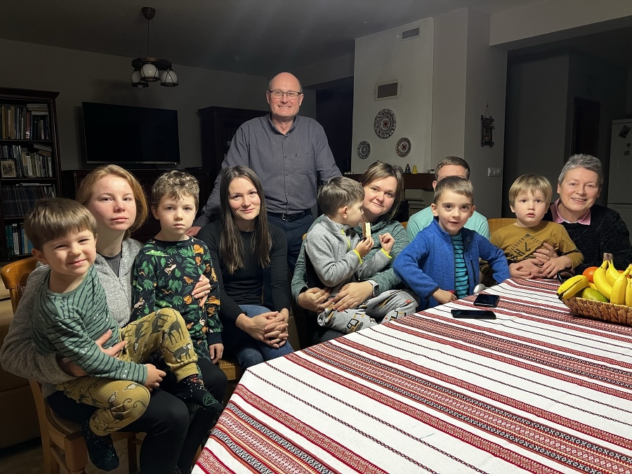Manželia Jaroslav Džoganík (vzadu) a Svitlana Pachomová (vpravo) z obce Kurimka, ktorí prijali domov z Ukrajiny svoju dcéru Ladu Endresenovú (štvrtá zľava) s dieťaťom, ako aj ďalšie dve ženy so štyrmi deťmi a súrodencom jednej z nich.