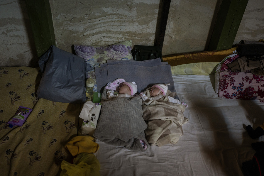 Novonarodené dvojčatá spia v suteréne, ktorý slúži ako úkryt pred bombami v detskej nemocnici Okhmadet v centre Kyjeva na Ukrajine.