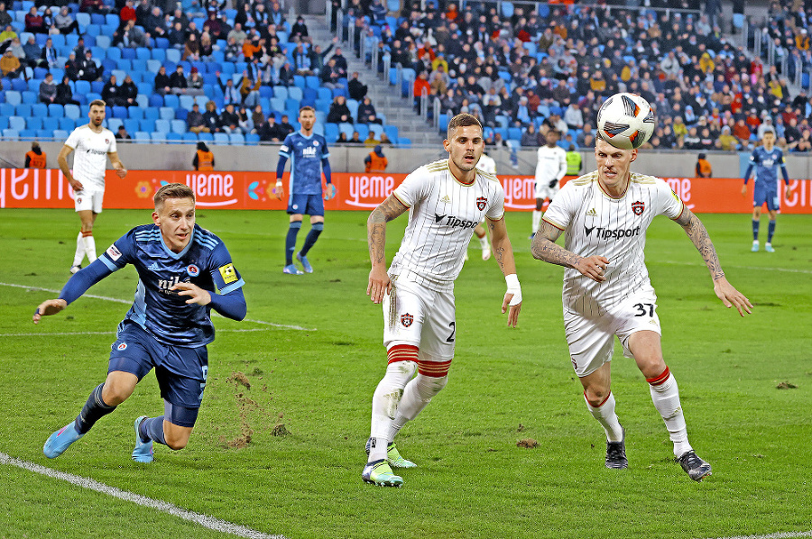 Martin Škrtel (vpravo) zvádzal