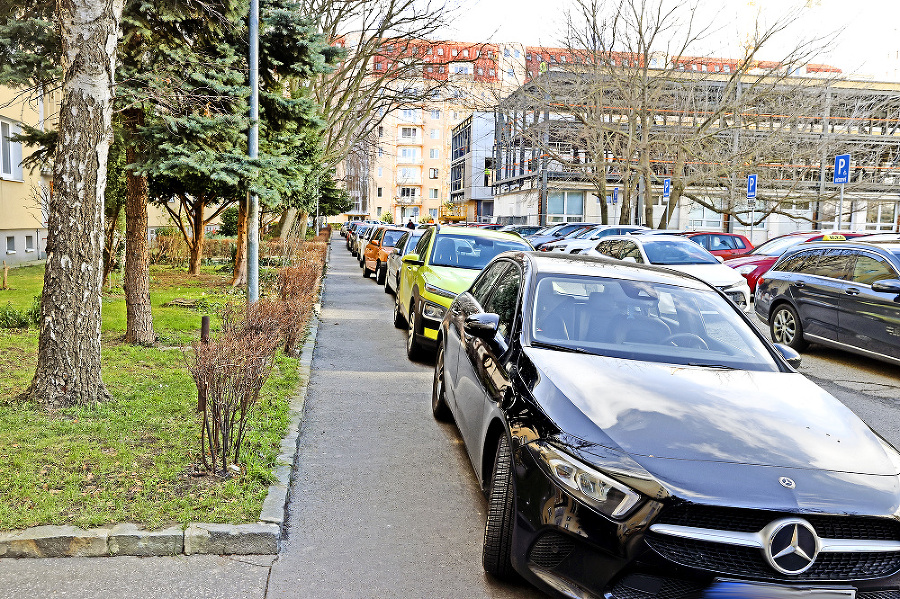 Parkovanie na chodníkoch je