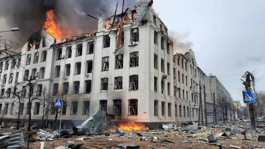 Ruské sily bombardovali sídlo vlády v druhom najväčšom meste Ukrajiny, v Charkove.
