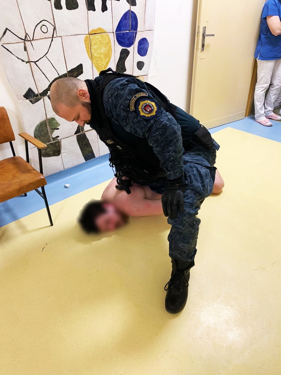 Mestská polícia zasahovala v nemocnici proti agresívnemu mužovi.
