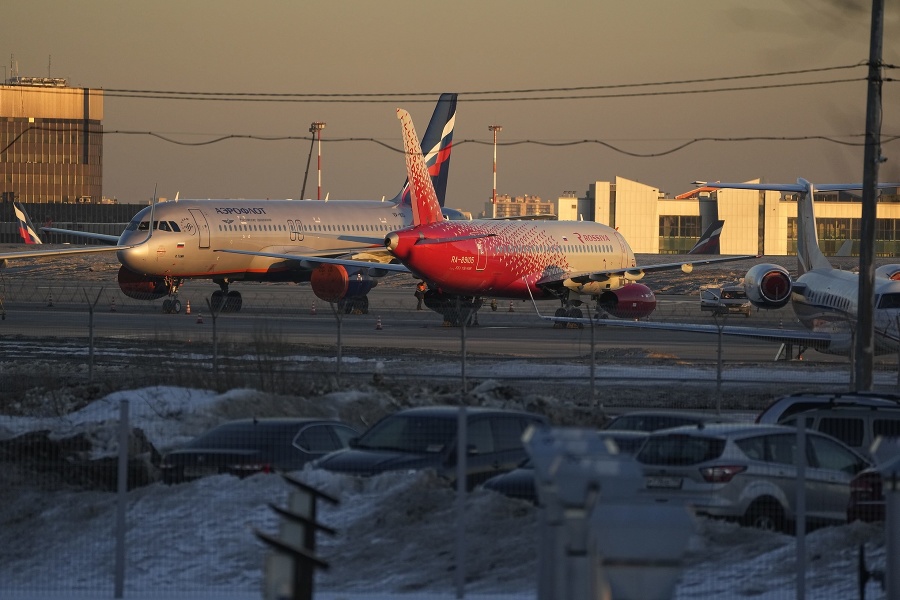 Na archívnej snímke z 1. marca 2022 lietadlá ruskej leteckej spoločnosti Aeroflot parkujú na letisku Šeremetievo v Moskve