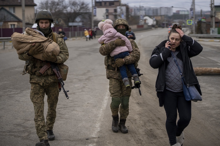 Ukrajinskí vojaci pomáhajú civilistom